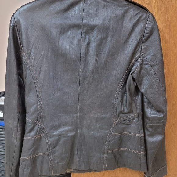 Danier leather jacket size small. Great condition - Picture 2 of 2